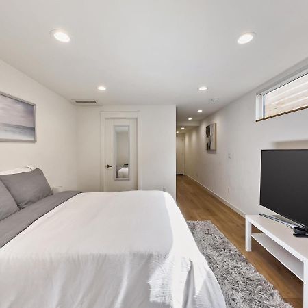 Modern Apartment Near Light Rail Seattle Exteriör bild