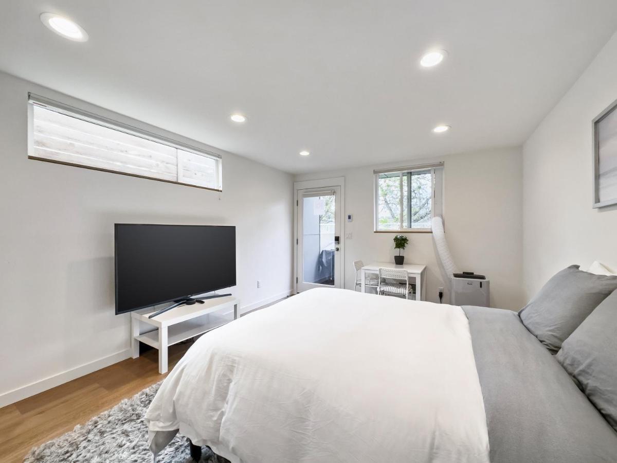 Modern Apartment Near Light Rail Seattle Exteriör bild